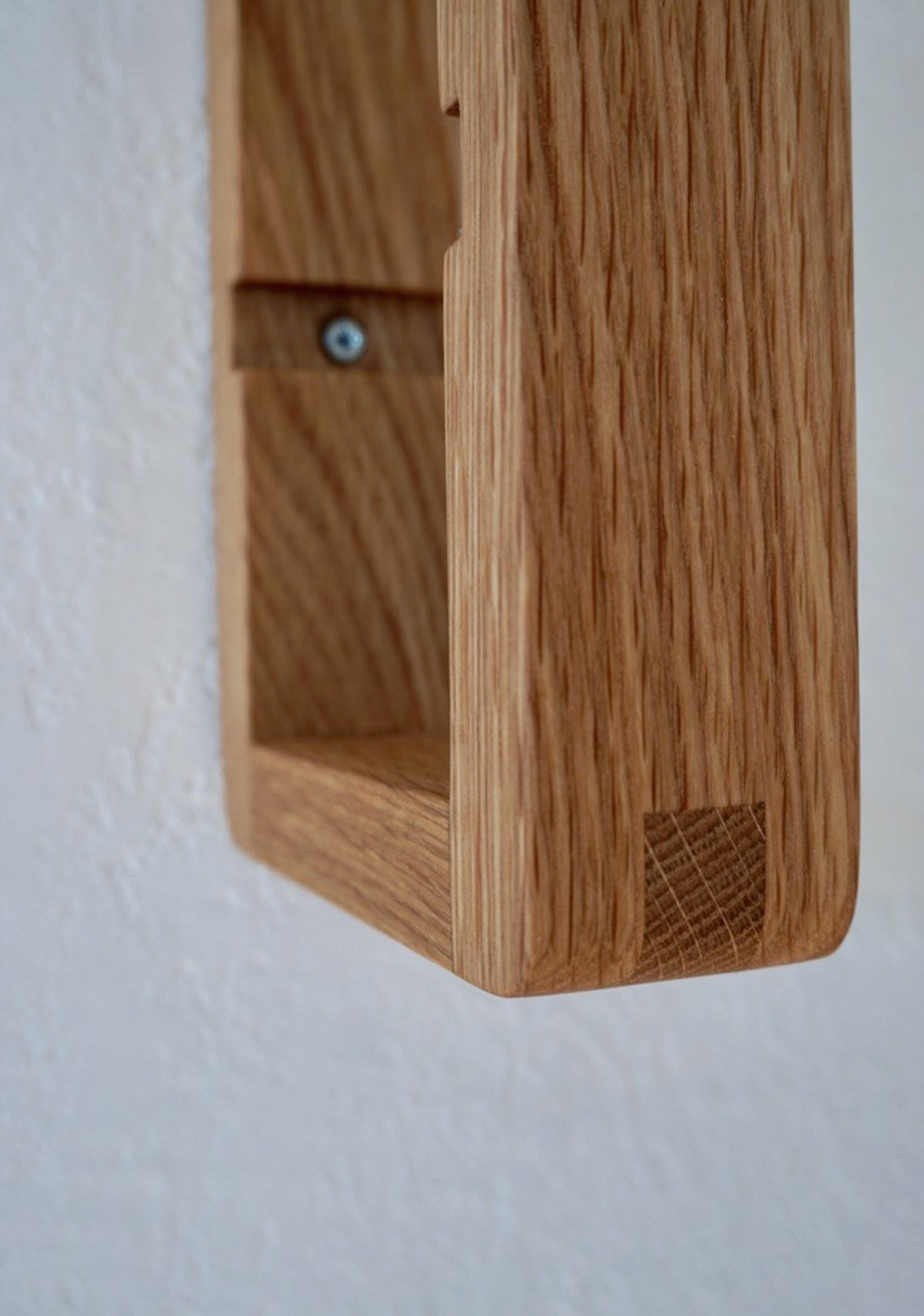 Wall-Mounted Solid Oak 4-Tier Display Shelf with Asymmetric Layout image 1